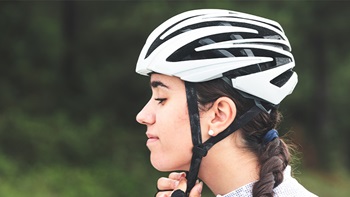 Donna indossa un casco per bici